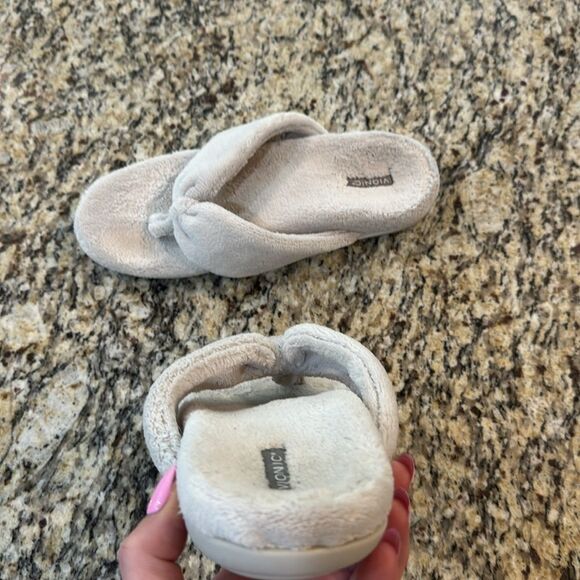 Vionic Soft Plush Slippers in cream off white color size 8 - Picture 4 of 5
